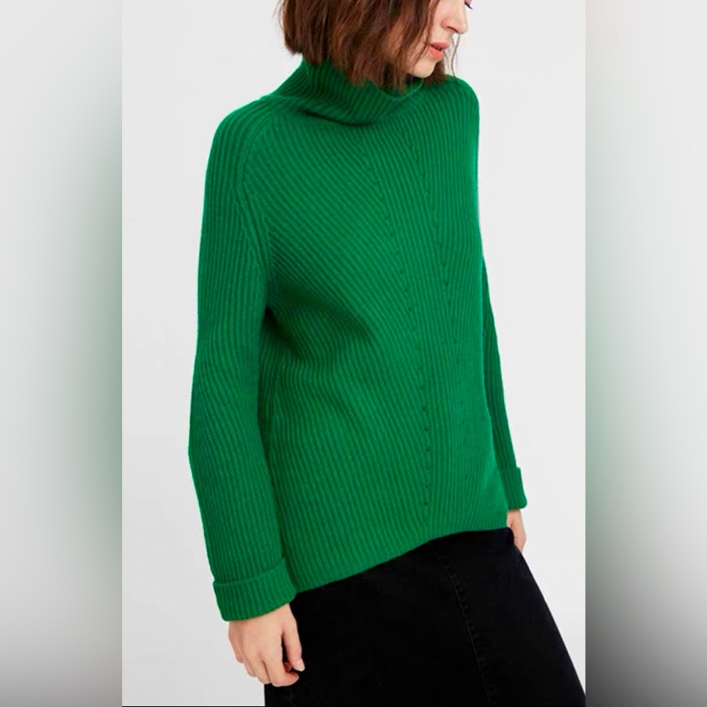 Wool sweater . Green